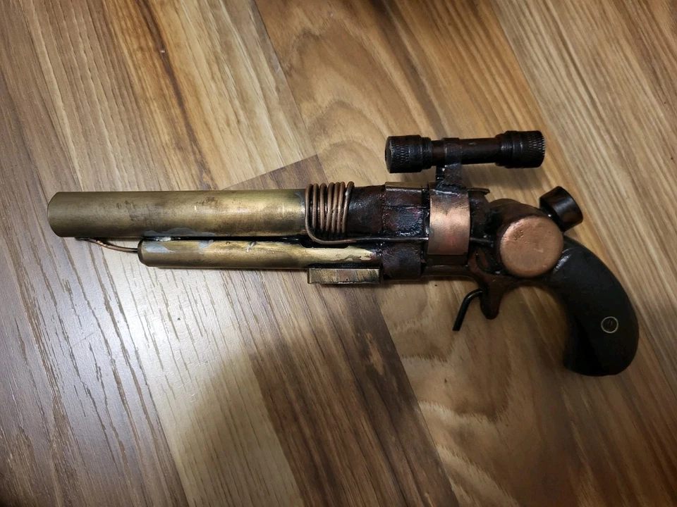 Pistola Steampunk Steampunk Ornamentada Hecha a Mano Foto 2 de 4