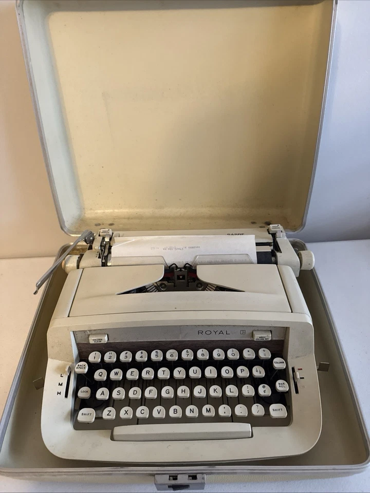 Máquina de escribir vintage marca real alrededor de los años 70 totalmente funcional con estuche Foto 2 de 2