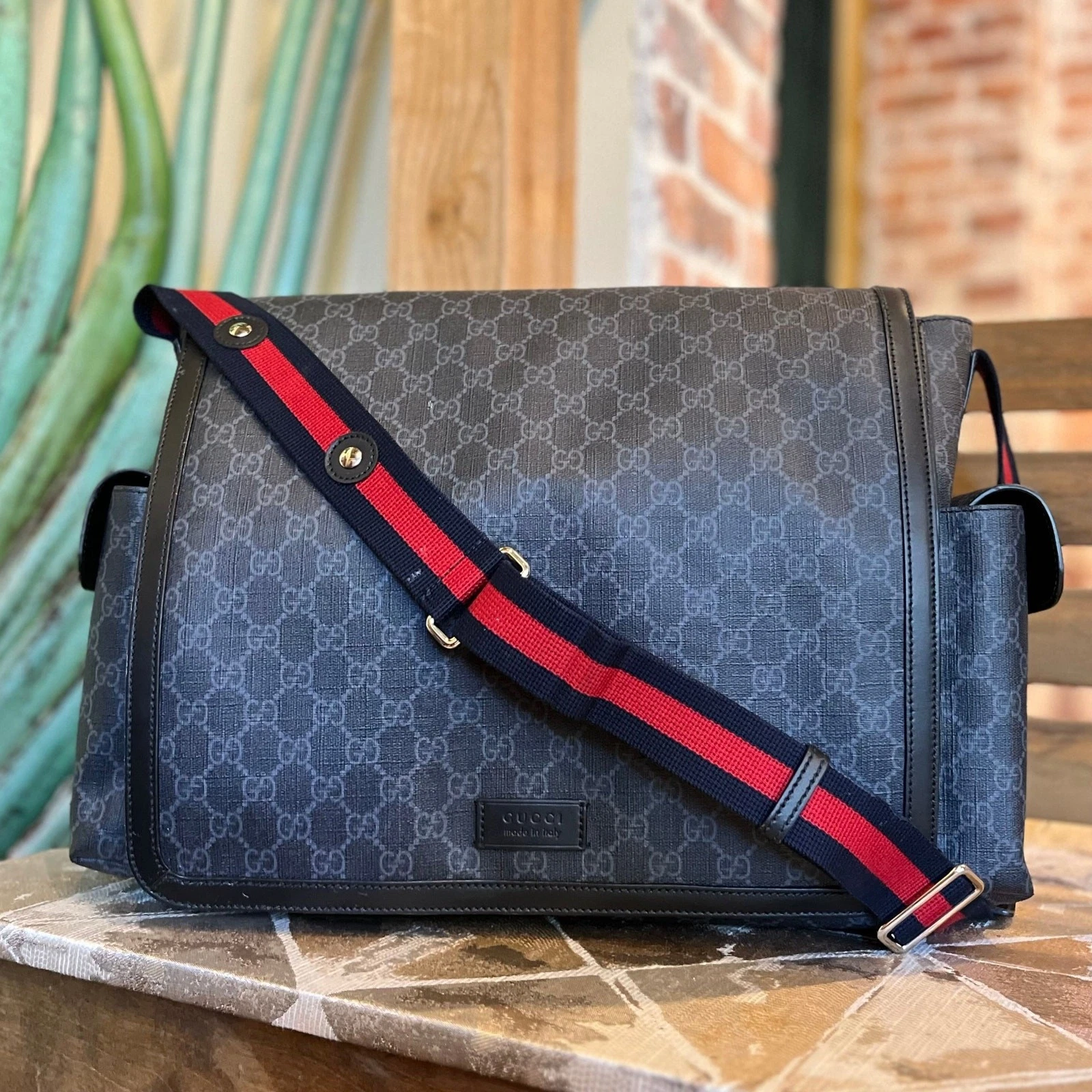 Sac à couches messager Web GUCCI noir gris GG monogramme suprême