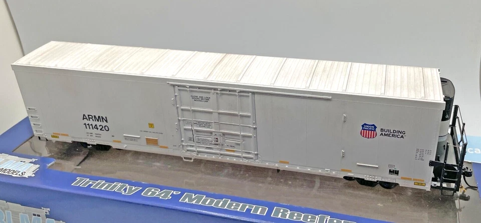 HO BLMA MODELS 52017 TRINITY 64' REEFER UNION PACIFIC ARMN # 111033 WEATHERED - Image 2 of 2