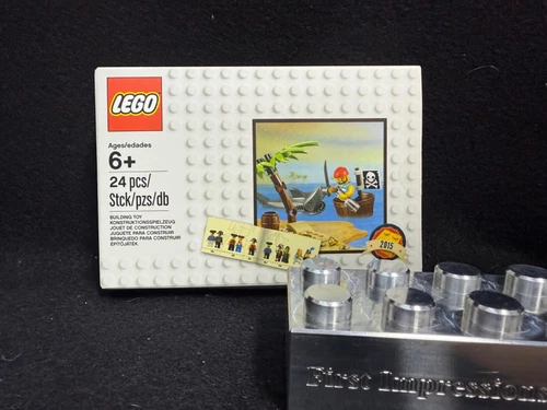 Lego 5003082 2015 Classic Stranded Pirate Shark Minifigure 24 Piece Building Toy