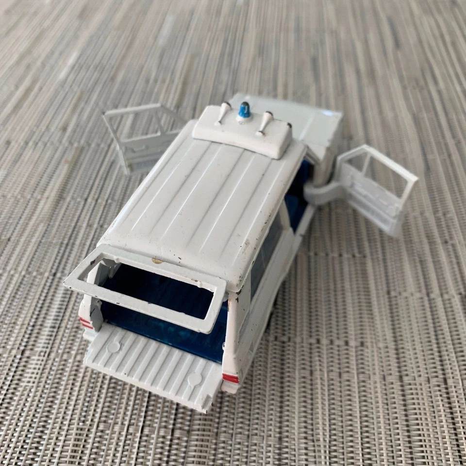 Dinky Toy Range Rover Ambulance - Image 3 of 4