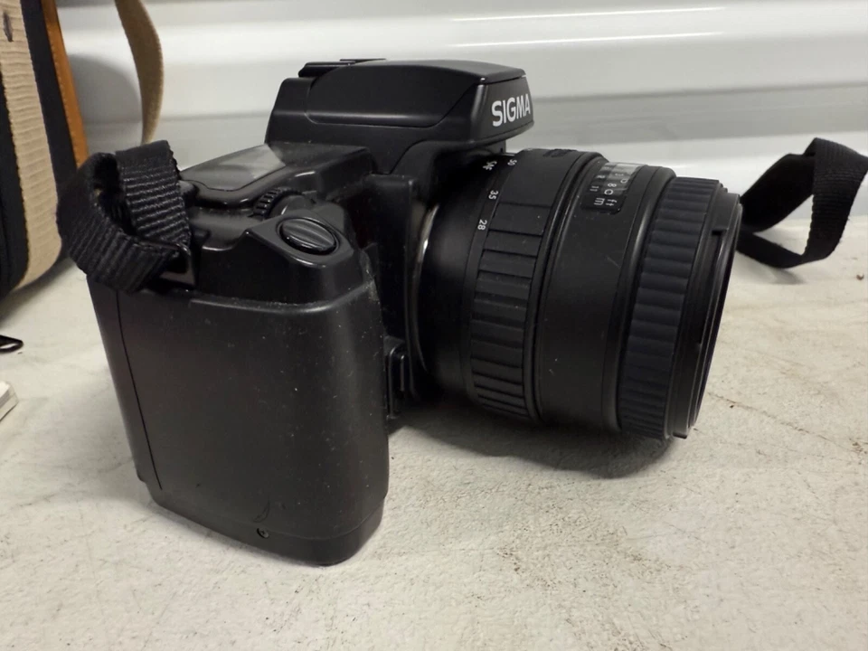 SIGMA SA-300 35mm Lens W HI-Max Flash W Bag - Image 3 of 4