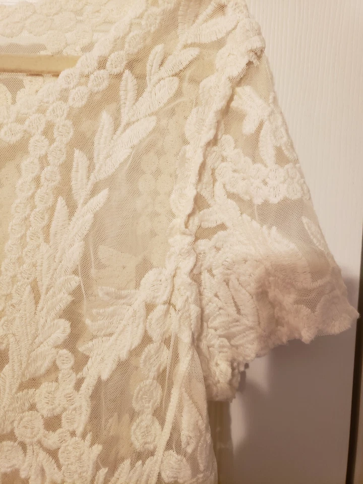 Preciosa blusa de encaje John Paul Richard, marfil. Detalles suaves y bonitos.  Foto 3 de 4