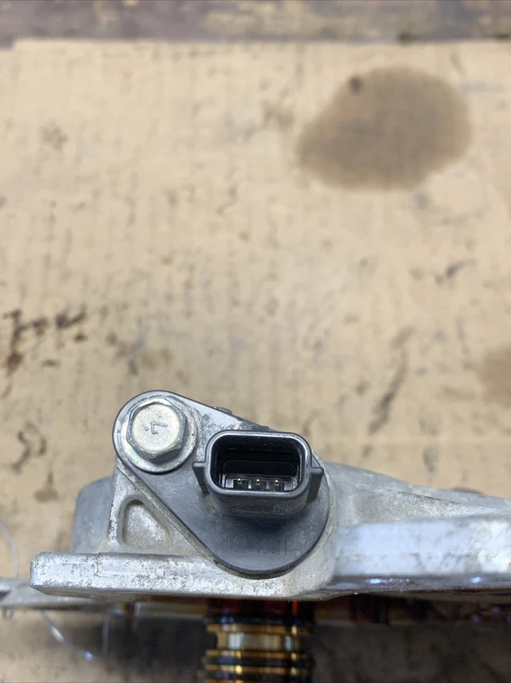 Conjunto de cubierta de piñón de leva derecha Infiniti Q50 14-16 13040-EY03A Foto 3 de 4