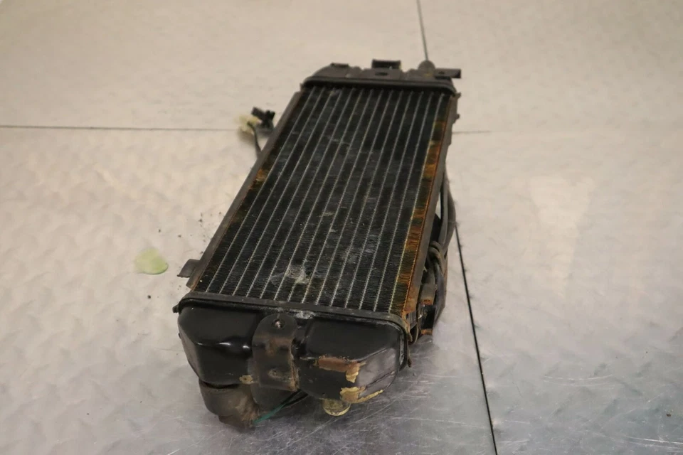 HONDA VT700C VT 700C 1984-1985 RADIADOR CON VENTILADOR 19010-ME9-771 ENVÍO GRATUITO Foto 2 de 4