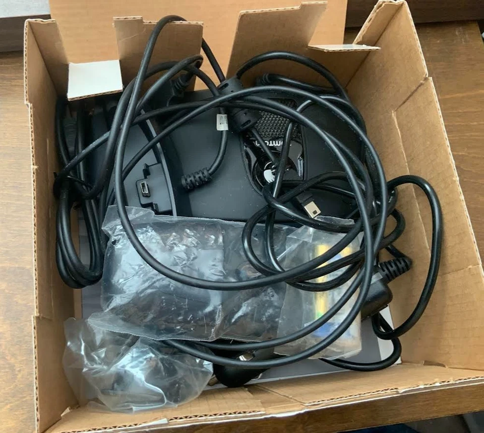 TomTom Go930 New in Box Manual And Accessories Bundle - Image 2 of 2