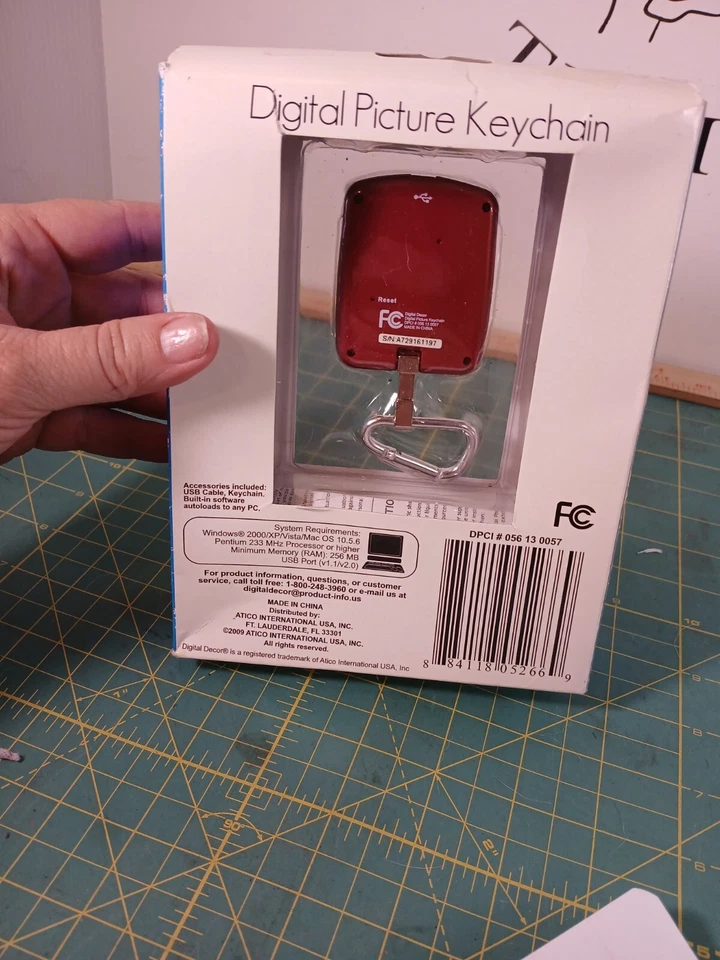 Digital Picture Keychain 1.8 inch Color LCD Display Rechargeable New in package - Image 2 of 4