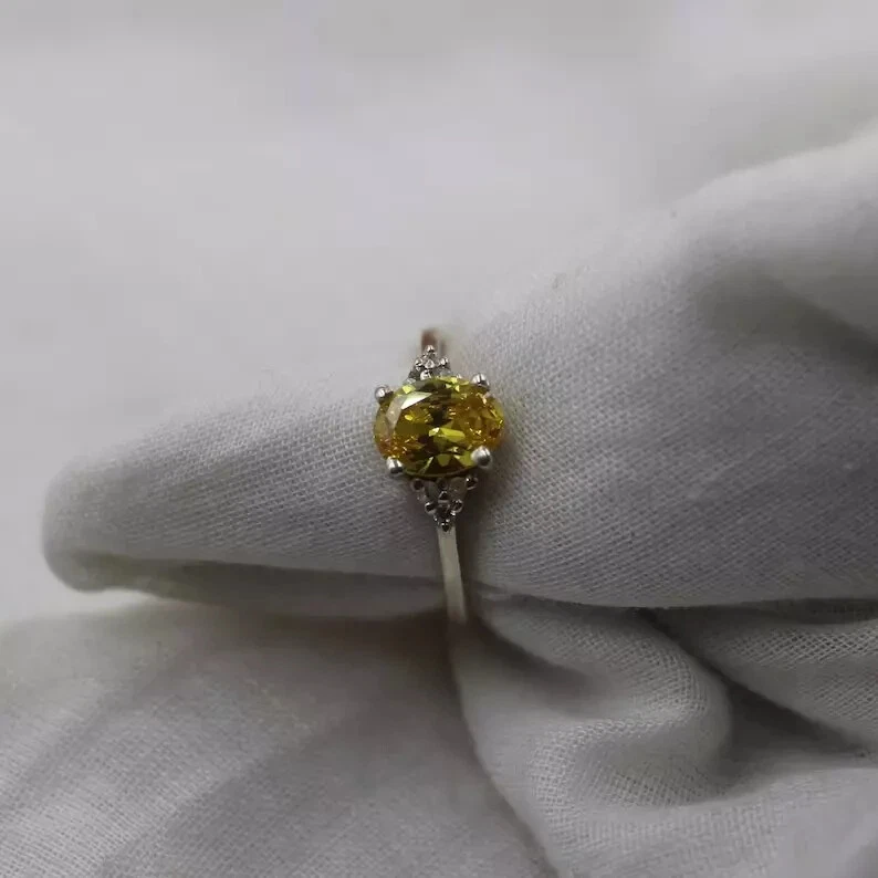 Alianza ovalada de diamantes con zafiro amarillo natural de 2,28 quilates acabado en oro blanco de 14 quilates 7 Foto 4 de 4