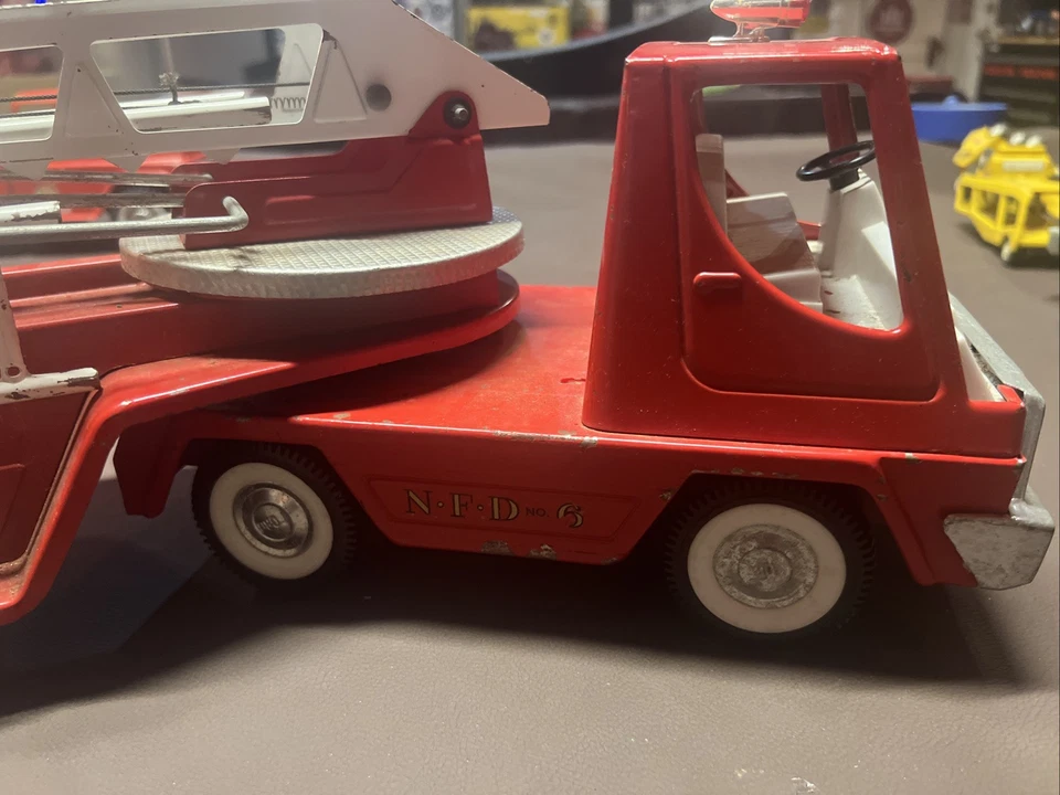 VTG Nylint Fire Dept No.6 Firetruck 30'' Metal Pressed-Steel USA 1970's - Image 3 of 4