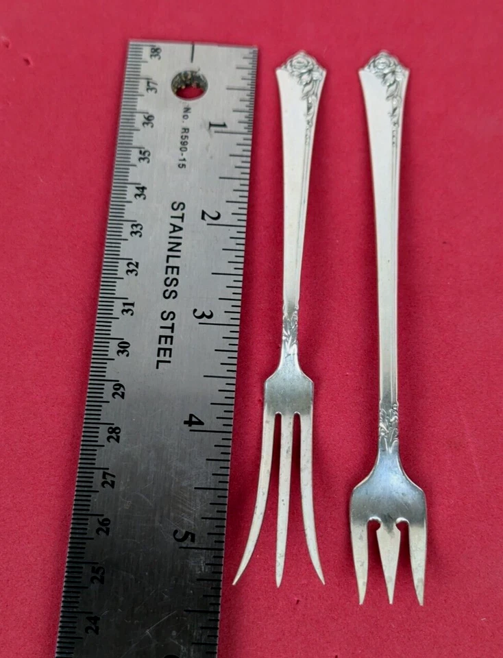 Tenedor de cóctel y limón de plata de ley DAMASK ROSE 2 piezas. por Oneida Heirloom Foto 4 de 4