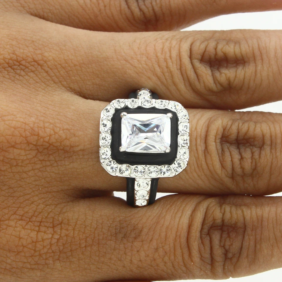 Anillo de moda esmeralda y redondo de circonita cúbica y esmalte negro enchapado en oro de 14k Foto 2 de 4