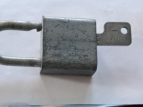 1970's Eaton / Yale Vintage Industrial Padlock Great Shape With 1Original Keys - Picture 11 of 14