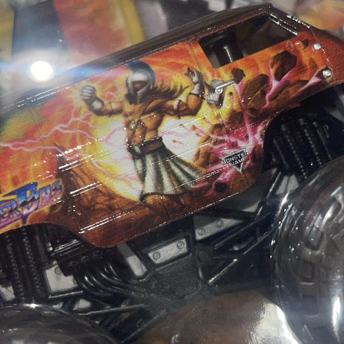 THUNDER BUS MONSTER JAM SPIN MASTER SERIES 20 ALTERNATE DIMENSIONS NIB TRUCK - Picture 7 of 24
