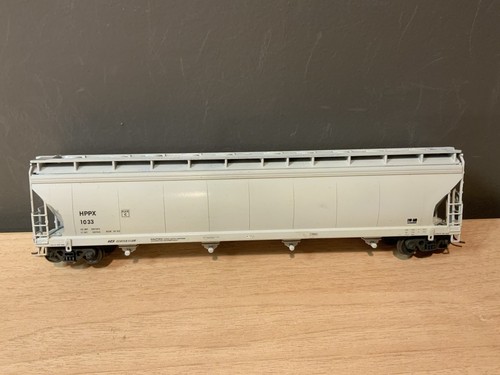 Walthers Ho Scale Custom Huntsman 4-Bay Plastic Pellets Hopper HPPX #1033