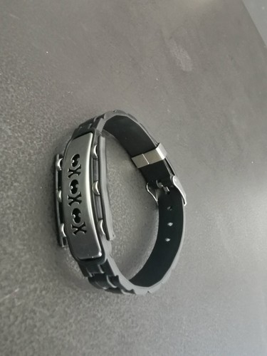 Bracciale Gotico Unisex con Teschi In Gomma Nero e Acciaio - Foto 2 di 4