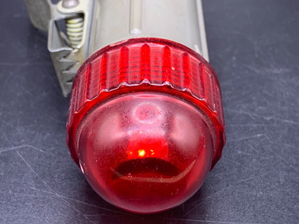 Luz utilitaria para bicicleta DELTA de colección en forma de torpedo en estado de funcionamiento Foto 3 de 4