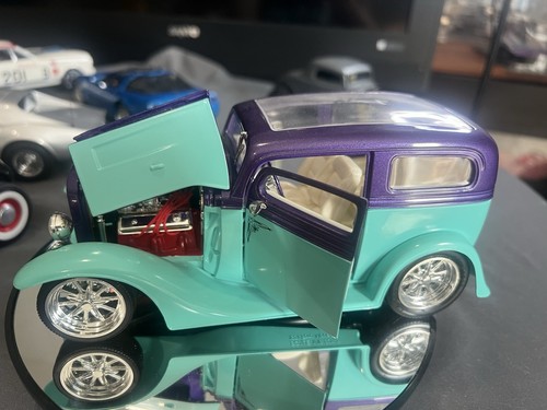 Lucky Diecast Maßstab 1:18 92848 1931 Ford Model A Limousine Hot Rod türkis lila