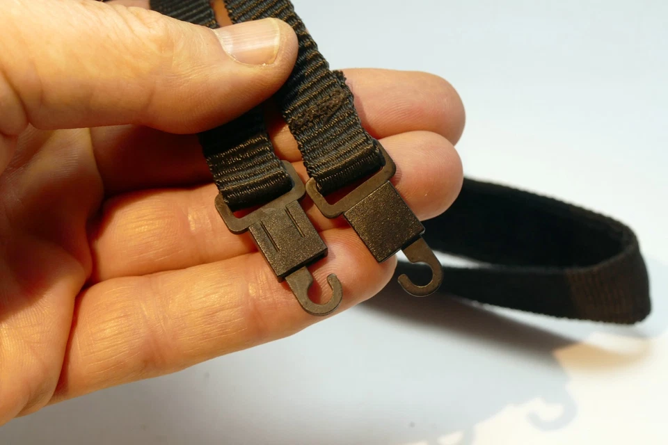 Correa para el cuello de cámara negra tipo a presión con ganchos de plástico Foto 2 de 4