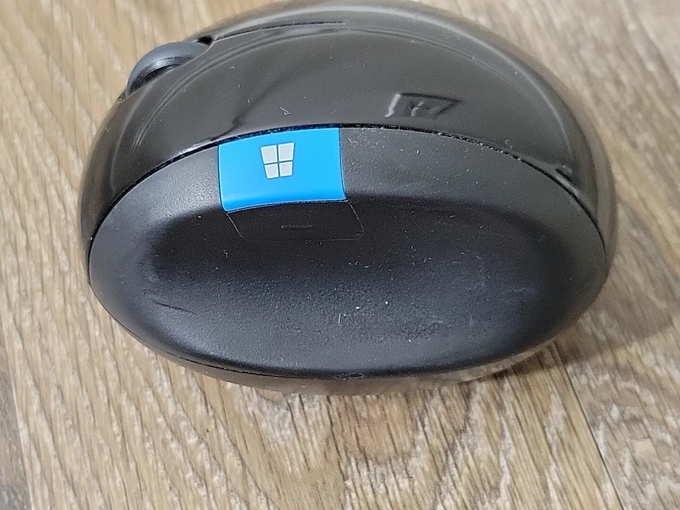 Microsoft Sculpt 1560 Wireless Ergonomic Mouse WiFi With USB Dongle - Image 2 of 4