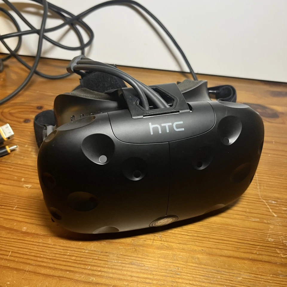 HTC Vive 1.0 VR Headset + Base Stations/Lighthouses – Controllers Not Included - Image 3 of 4