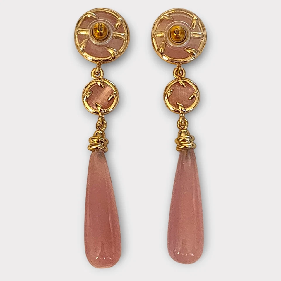 BRINCOS DE LÁGRIMA FOLHEADOS A OURO 22K RESINA ROSA KENNETH JAY LANE KJL - Imagem 4 de 4