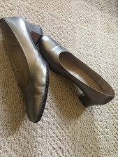 SALVATORE FERRAGAMO Pewter Gold Closed Toe Block Kitten Pump Heels Size 9
