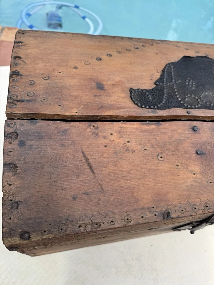 Antiguo baúl de madera clavos cabeza de rosa tachuela de latón de piel de ciervo americano del siglo XVIII Foto 3 de 4