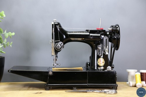 Excellent 1960 Singer 222k "RED S" Featherweight Sewing Machine + Case, Warranty - Picture 2 of 13