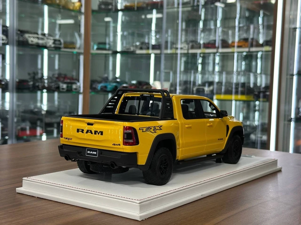 Dodge Ram TRX 1500 by Diamand in Grey -Limited 30 pcs -Collector Car[1:18 Resin] - Image 4 of 4