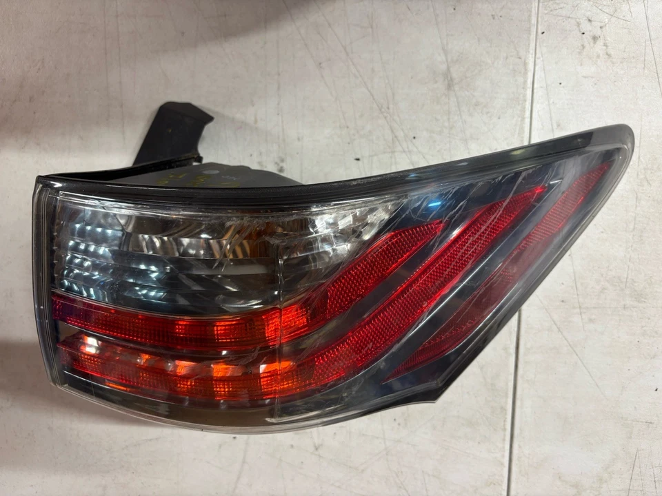 Luz trasera derecha lado pasajero Lexus CT200H 2011-2017 OEM Foto 2 de 4