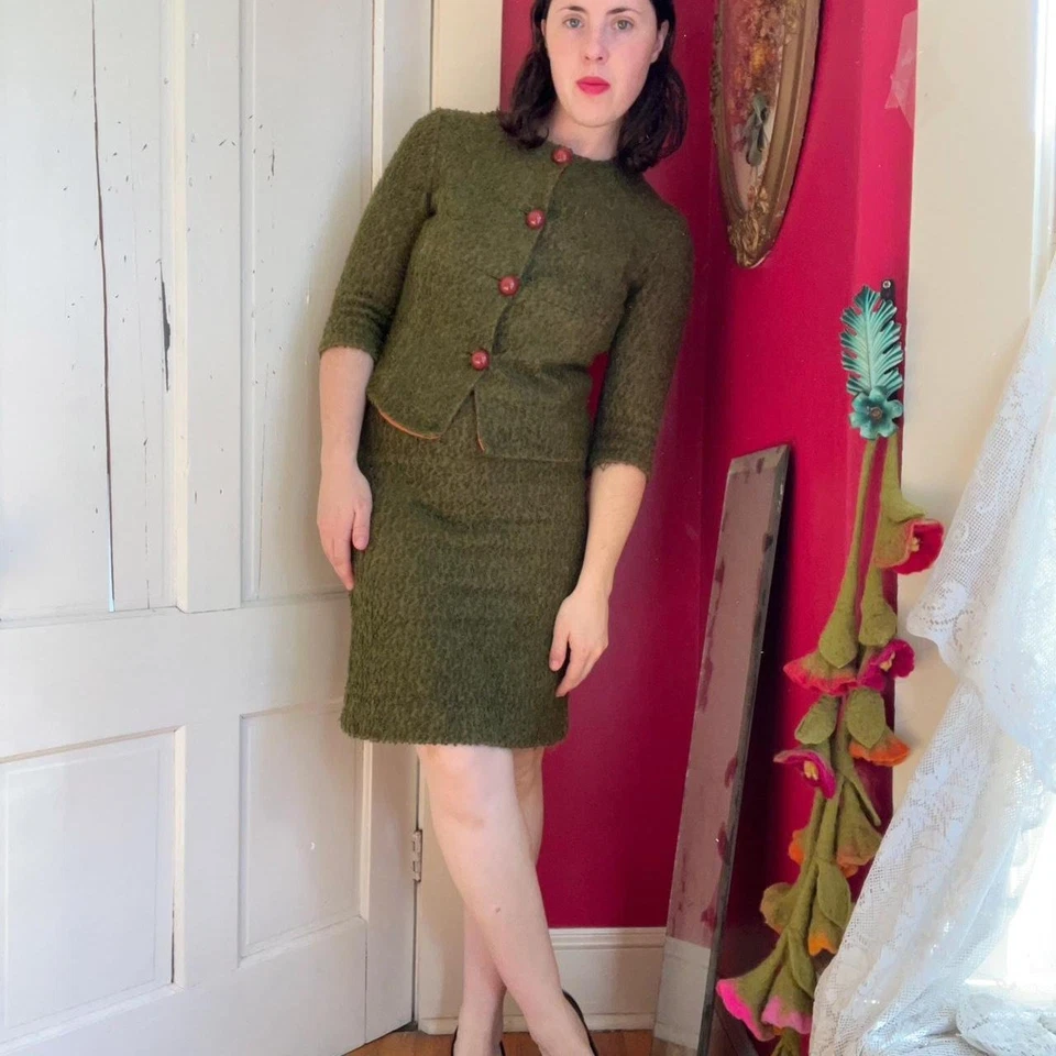Vintage 1960s Loopy Olive Green Wool Large Amber Buttons Skirt Suit Size XS - Image 4 of 4