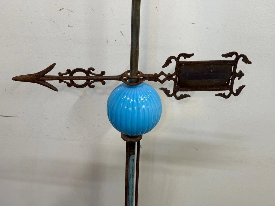 Antigua veleta pararrayos de cobre del siglo XIX con decoración de vidrio azul Foto 3 de 4