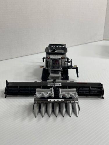 1/64 Scale - ERTL Case IH 8250 Combine (2020 Farm Show Special Silver Edition) - Picture 11 of 15