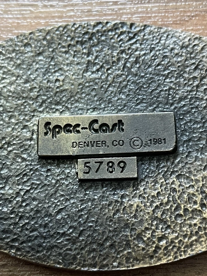 "Hebilla de cinturón de petróleo crudo 1981 vintage de latón macizo Spec Cast/Denver Co. #5789" Foto 4 de 4