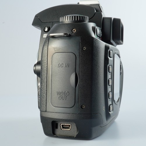 EXCELLENT Nikon D70 + AF-S DX NIKKOR 18-55mm F/3.5-5.6 G VR Digital SLR Camera - Picture 18 of 21