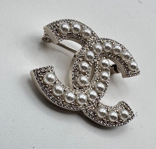 Chanel Métiers DArt 2023-2024 CC Logo Pearl & Rhinestone Gold Brooch 2 Inches... - Picture 3 of 6