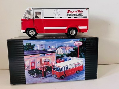 Snap On Tools 1961 Divco Step Van 1:34 Scale Die Cast Bank Crown