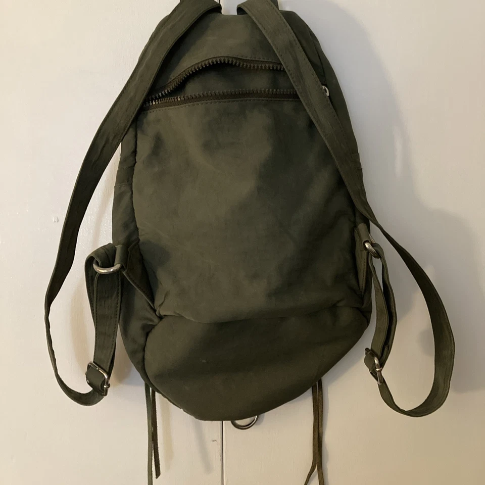 Mochila Rebecca Minkoff Julian de nailon caqui con herrajes plateados Foto 2 de 4