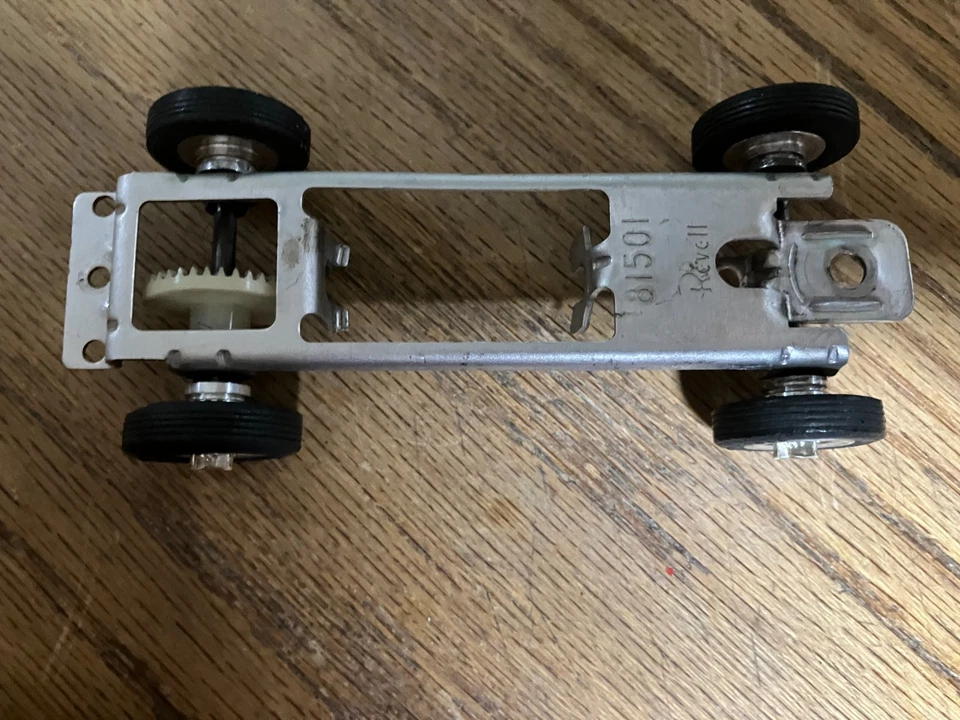 Chasis de coche ranura Revell vintage 1/32 # 81501 con las inserciones de rueda Corvette Foto 2 de 4