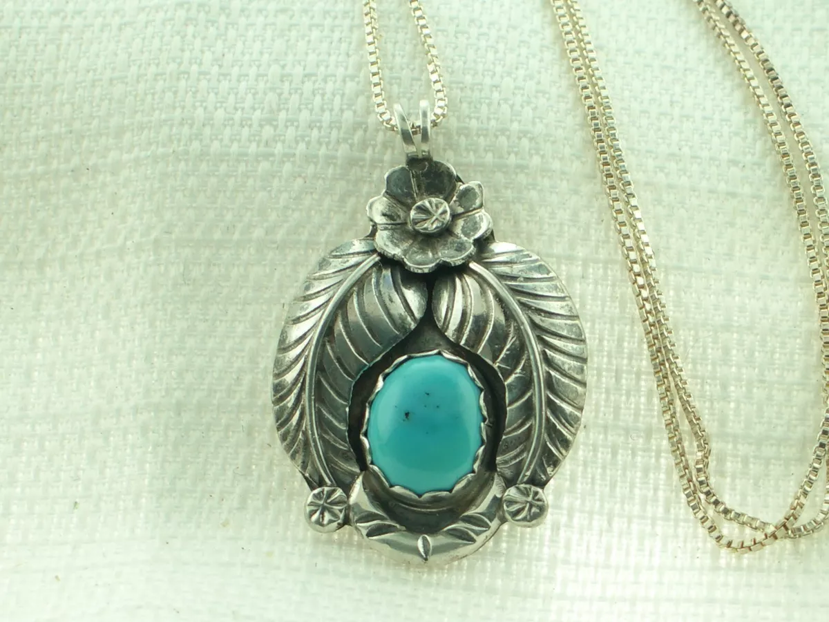 Flower pendant hotsell necklace silver