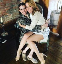 Lea Thompson Sitting On Her Friends Legs 8x10 Photo Print