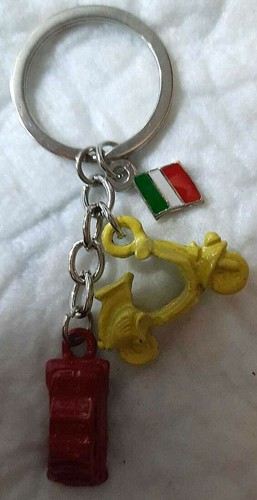 Souvenir Key Chain Italia Italy Flag with Piaggio Yellow Vespa Red Fiat 500 - Picture 3 of 4