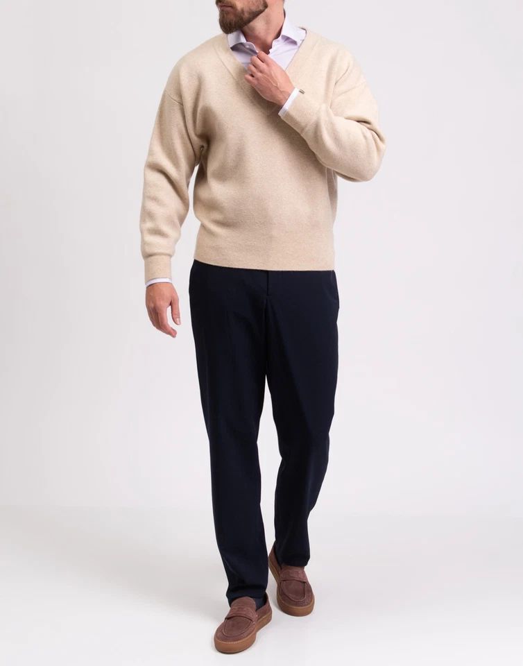 RRP €895 EXTREME CASHMERE Unisex Cashmere Jumper One Size Beige V-Neck - Image 2 of 4