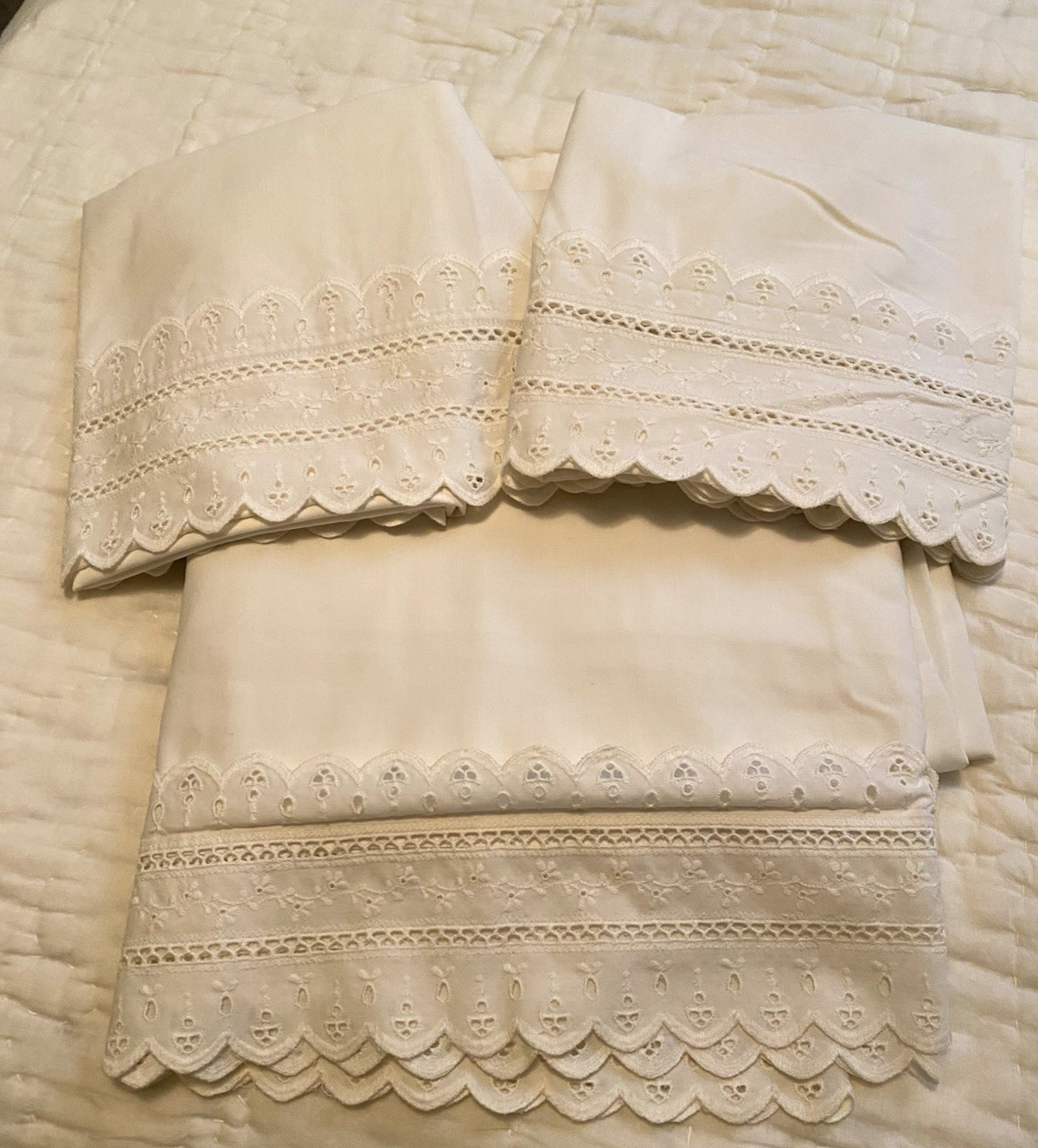 VTG 90's WAMSUTTA WHITE SUPER CALE W/ WIDE EYELET BORDER SHEET & PC'S SZ QUEEN