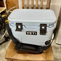 YETI BIG SKY BLUE Roadie 15 Hard Cooler With Strap NIB RETIRED COLOR