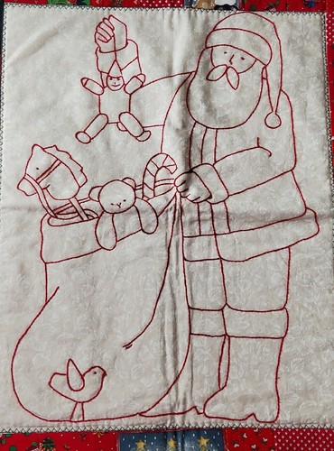 VINTAGE HANDMADE EMBROIDERED, QUILTED CHRISTMAS SANTA WITH TOYS WALL DECOR - Bild 2 von 5