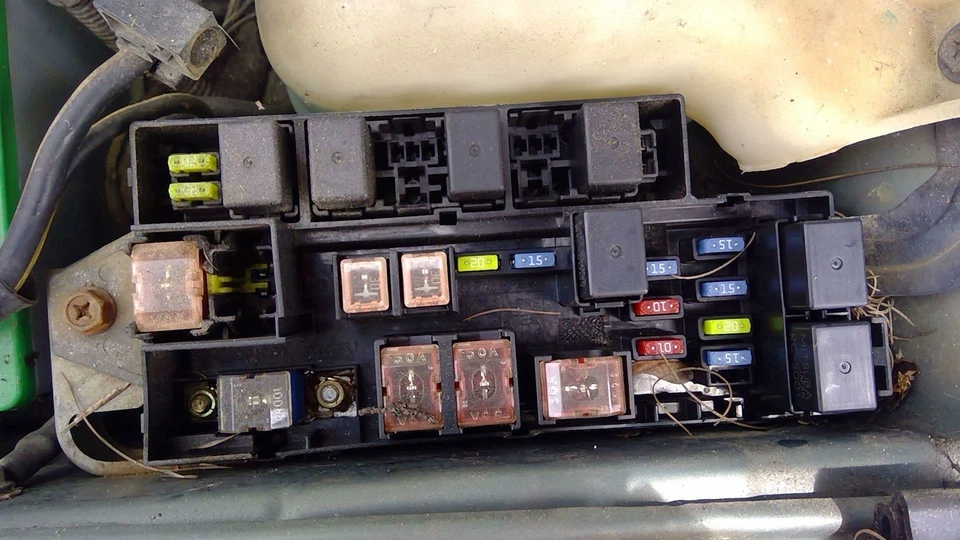 Subaru Outback 2002-2004 caja de fusibles motor compartimento montaje 2,5 L solo OEM 82243AE07B Foto 2 de 2