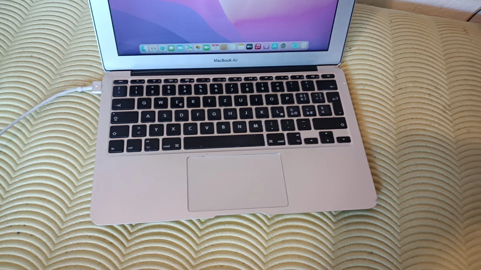 macbook pro a1465 11" 2015 i5 4gb 256gb ssd OSX montrey - Immagine 2 di 4