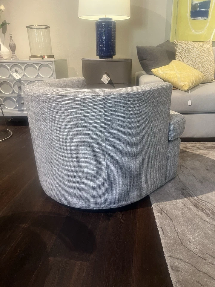 Silla Mitchell Gold + Bob Williams Ryder, inspirada en la colección respaldo bajo Barrell Foto 4 de 4